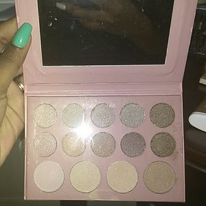 New shimmer eyeshadow and highlighter pallet